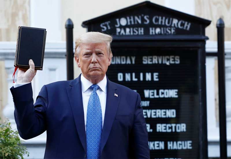 Trump levanta uma Bíblia