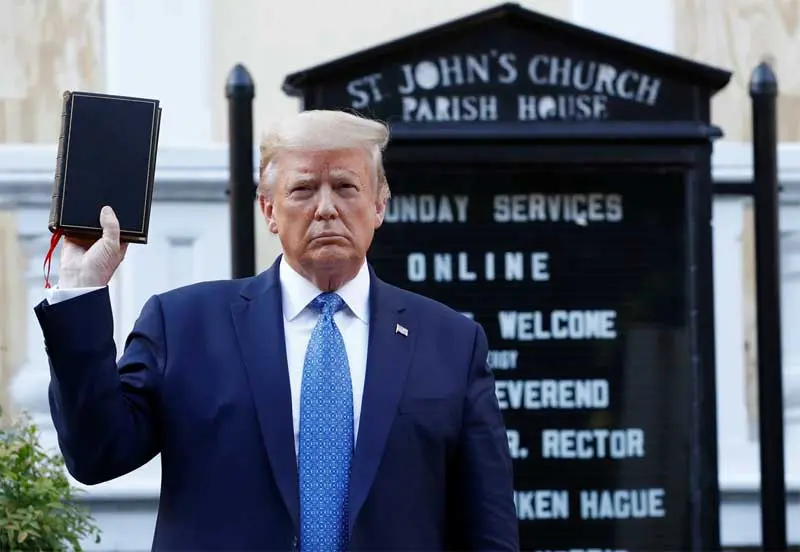 Trump levanta uma Bíblia