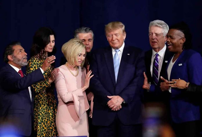 trump-oracion Líderes religiosos oram com o presidente Donald Trump