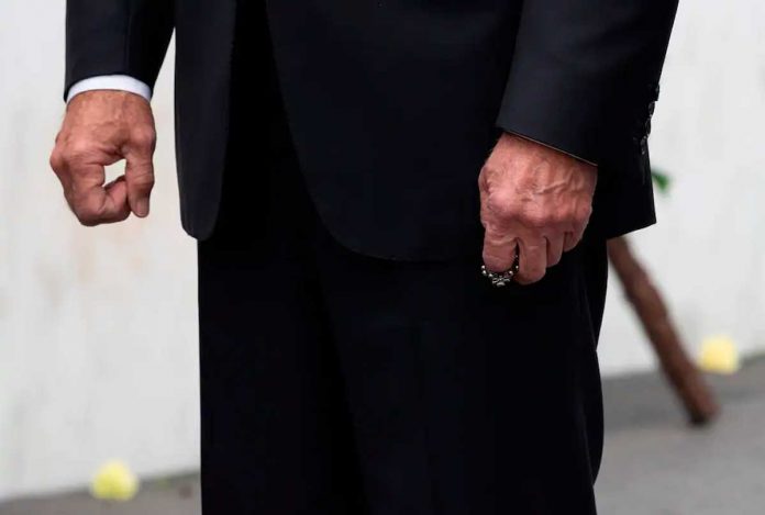 biden-rosario Biden ergue seu rosário