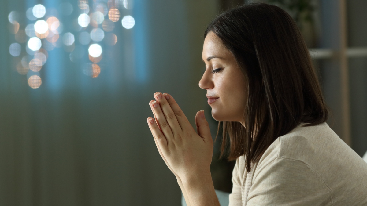 Menos católicos pero no más protestantes en América latina 2 orar a Dios