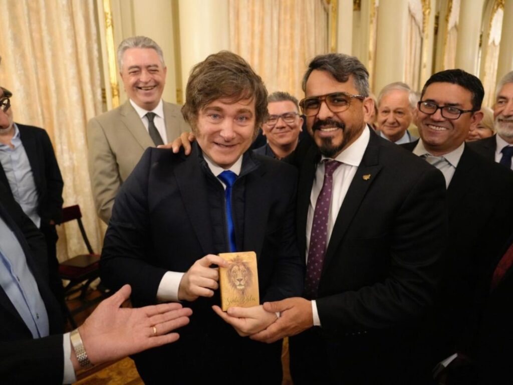 Menos católicos pero no más protestantes en América latina 4 pastores evangelicos con milei