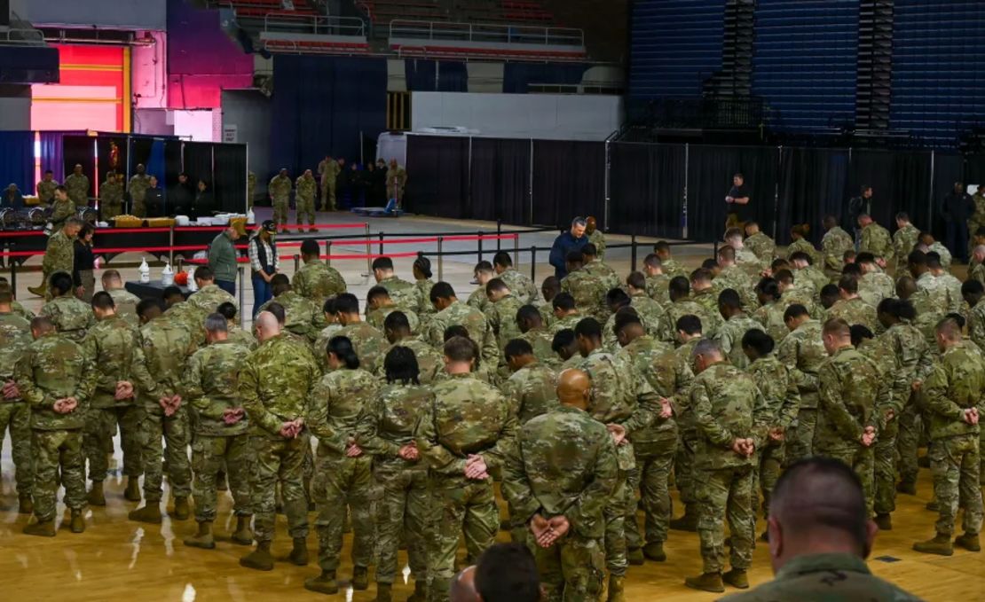 Peor que el sionismo belicoso: un cristiano como Pete Hegseth 3 soldados en oracion