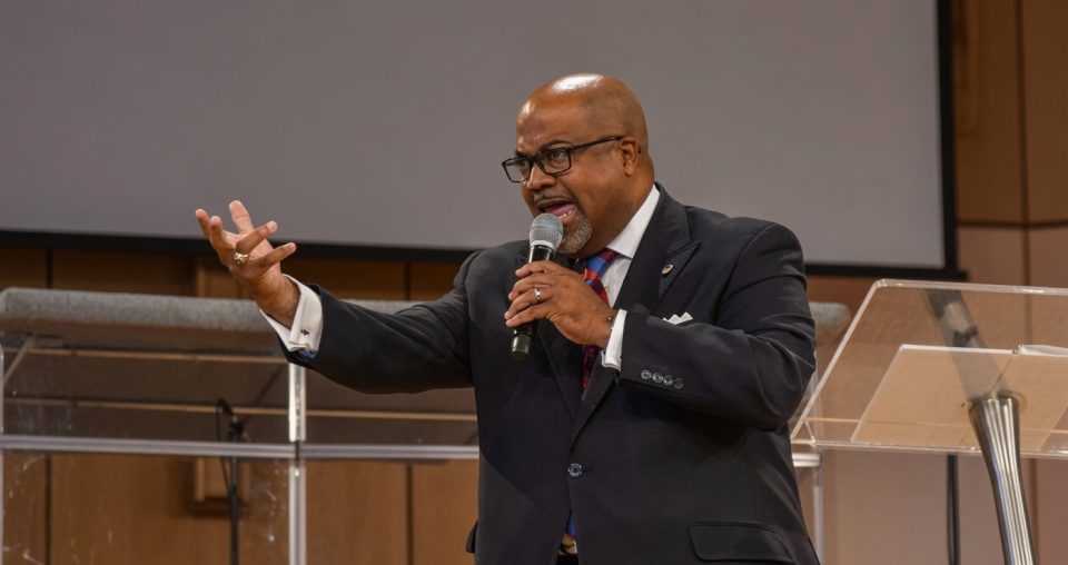 David Peoples y su apelación al voto de los cristianos afroestadounidenses.