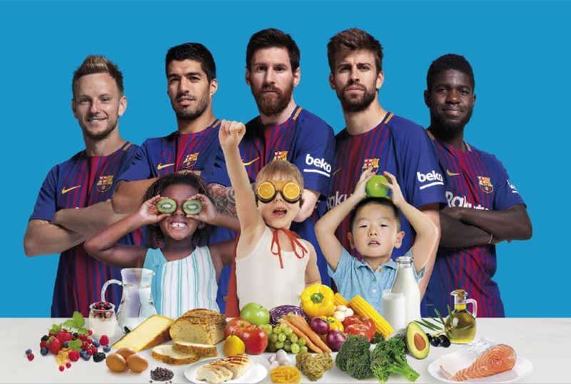 Jugadores del FC Barcelona promocionando una mejor alimentación de niños y adolescentes.