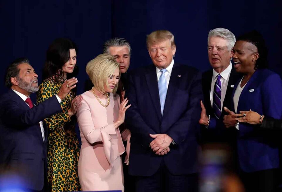 Líderes religiosos oram com o presidente Donald Trump